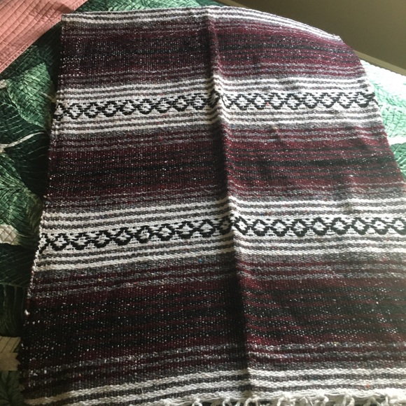 NW AZTEC MAROON STYLE THROW BLANKET 52”x70” - Picture 8 of 8